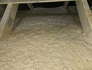 Zateplení stropu novostavby bungalovu pomocí dřevovláknité foukané izolace